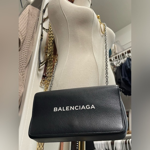 Balenciaga, Black Leather Crossbody w/ Front Closure. Includes Dust Bag. - Picture 3 of 16